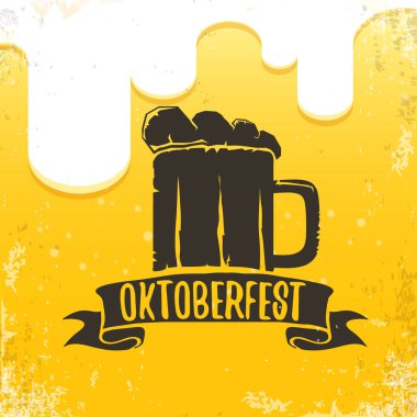 Oktoberfest bira arka plan etiketinde el çizilmiş vektör. Bira ile Vintage grafik octoberfest afiş, el ilanı veya afiş tasarım şablonu