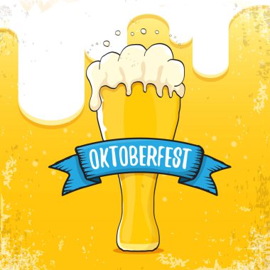 Oktoberfest bira arka plan etiketinde el çizilmiş vektör. Bira ile Vintage grafik octoberfest afiş, el ilanı veya afiş tasarım şablonu