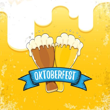 Oktoberfest bira arka plan etiketinde el çizilmiş vektör. Bira ile Vintage grafik octoberfest afiş, el ilanı veya afiş tasarım şablonu