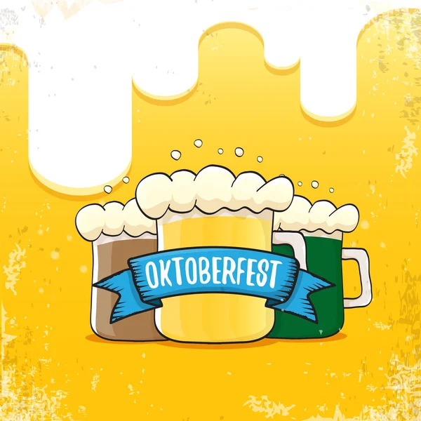 Etichetta disegnata a mano oktoberfest vettoriale su sfondo birra.Vintage grafica octoberfest poster, volantino o banner modello di design con birra — Vettoriale Stock
