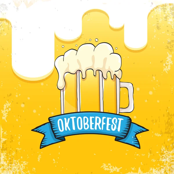 Etichetta disegnata a mano oktoberfest vettoriale su sfondo birra.Vintage grafica octoberfest poster, volantino o banner modello di design con birra — Vettoriale Stock