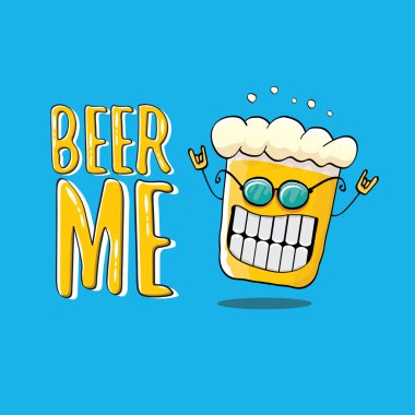 Bira ME vektör illüstrasyonu ya da yaz posteri. Tee 'de yazan komik sloganı olan garip bira karakteri vektörü. Uluslararası bira günü veya sloganlı Ekim Festivali etiketi