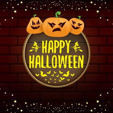Mutlu Cadılar Bayramı web ahşap tahta etiketle Halloween korkunç kabaklar tuğla duvar arka plan üzerinde izole. Funky çocuklar Cadılar Bayramı afiş veya düğme metin tebrik ile