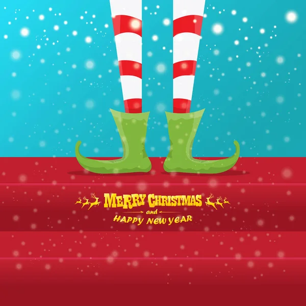 Vettore creativo buon Natale biglietto di auguri con le gambe degli elfi dei cartoni animati, scarpe elfo e Natale spogliato calza sulla neve caduta nel cielo. Vettore Buon Natale sfondo — Vettoriale Stock