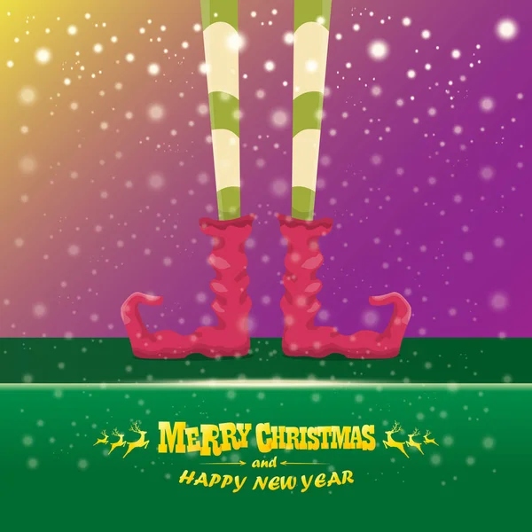 Vettore creativo buon Natale biglietto di auguri con le gambe degli elfi dei cartoni animati, scarpe elfo e Natale spogliato calza sulla neve caduta nel cielo. Vettore Buon Natale sfondo — Vettoriale Stock