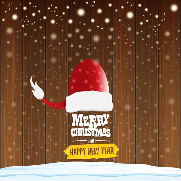 Векторная красная шапка Санты с приветственным текстом Счастливого Рождества и счастливого Нового года на деревянном фоне с падающими снежинками. Рождественские открытки, баннер или плакат на фоне Рождества . — стоковый вектор