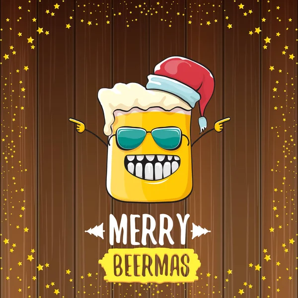 Feliz tarjeta de felicitación de Navidad vector de cervezas con carácter de dibujos animados de cristal de cerveza y sombrero de santa rojo aislado sobre fondo de madera. Vector funky Navidad cerveza partido cartel diseño plantilla — Archivo Imágenes Vectoriales