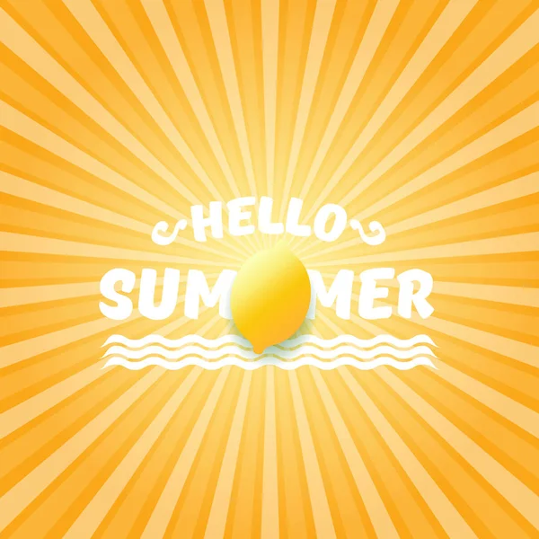 Návrh na oslavu letního plážového letáku s čerstvým citronem na oranžové obloze s paprsky světla. Hello letní konceptuální štítek nebo plakát s pomerančovým ovocem a typografickým textem. — Stockový vektor