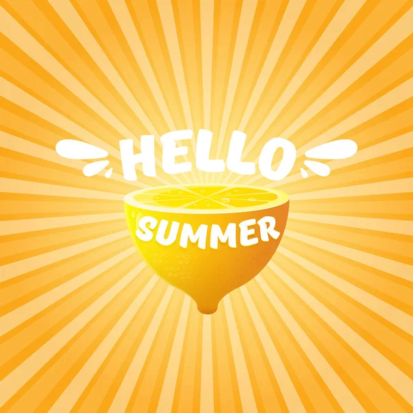 Návrh na oslavu letního plážového letáku s čerstvým citronem na oranžové obloze s paprsky světla. Hello letní konceptuální štítek nebo plakát s pomerančovým ovocem a typografickým textem. — Stockový vektor