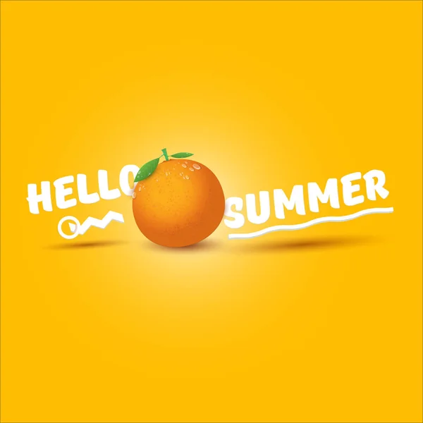 Vector Hello zomer label of flyer ontwerpsjabloon met vers oranje fruit geïsoleerd op oranje achtergrond. Hallo zomer concept label of poster met fruit en letternig tekst — Stockvector