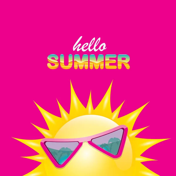 Vector Hello Summer creatief label met glimlachend glimmende zon geïsoleerd op roze achtergrond. zomer partij achtergrond met funky Sun karakter ontwerpsjabloon. vector zomer icoon — Stockvector