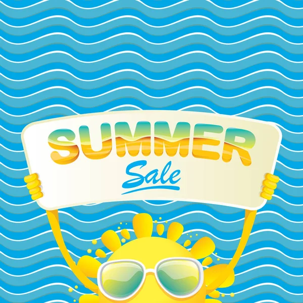 Векторный плакат летней продажи или веб-баннер. летний символ счастливого солнца проведение знак или баннер со специальным предложением текста продажи на фоне синей волны — стоковый вектор