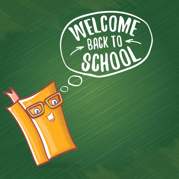 Torna a scuola banner o poster con fumetto funky libro e disegnato a mano doodle etichetta di testo su sfondo lavagna verde texture. Vettore torna a scuola sfondo con cartoni animati scuola forniture — Vettoriale Stock