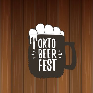 bira bardağı veya ahşap arka plan üzerinde izole bira kupa ile vektör oktoberfest vektör etiketi. octoberfest vektör grafik afiş veya afiş tasarım şablonu