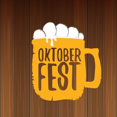 bira bardağı veya ahşap arka plan üzerinde izole bira kupa ile vektör oktoberfest vektör etiketi. octoberfest vektör grafik afiş veya afiş tasarım şablonu