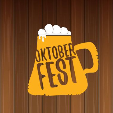 bira bardağı veya ahşap arka plan üzerinde izole bira kupa ile vektör oktoberfest vektör etiketi. octoberfest vektör grafik afiş veya afiş tasarım şablonu