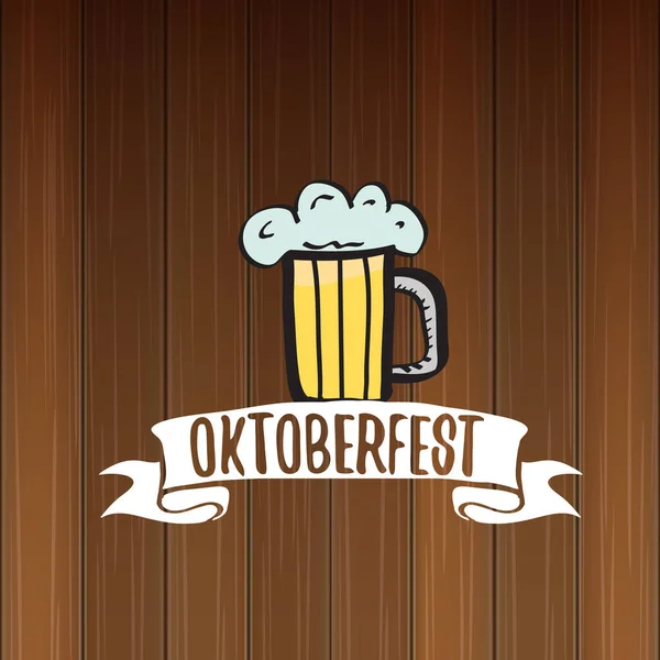 Vettore oktoberfest etichetta vettoriale con bicchiere di birra o boccale di birra isolato su sfondo di legno. octoberfest poster grafico vettoriale o modello di design banner — Vettoriale Stock