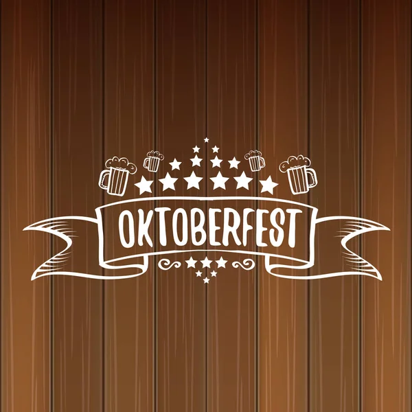 Vettore oktoberfest etichetta vettoriale con bicchiere di birra o boccale di birra isolato su sfondo di legno. octoberfest poster grafico vettoriale o modello di design banner — Vettoriale Stock