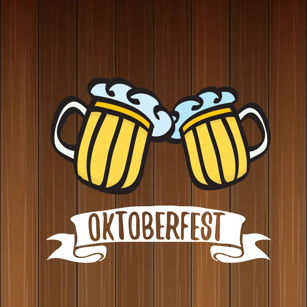 Vector oktoberfest etiqueta vectorial con vaso de cerveza o taza de cerveza aislada sobre fondo de madera. octoberfest vector gráfico cartel o banner plantilla de diseño — Vector de stock