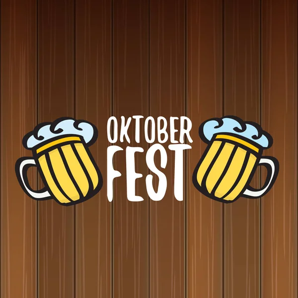 Vetor oktoberfest etiqueta vetorial com copo de cerveja ou caneca de cerveja isolada em fundo de madeira. poster gráfico vetorial octoberfest ou modelo de design de banner — Vetor de Stock