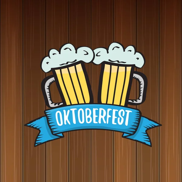 Vettore oktoberfest etichetta vettoriale con bicchiere di birra o boccale di birra isolato su sfondo di legno. octoberfest poster grafico vettoriale o modello di design banner — Vettoriale Stock