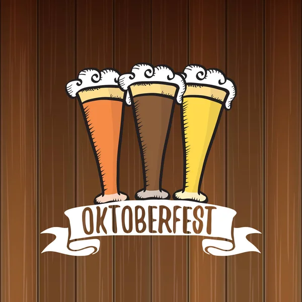 Vettore oktoberfest etichetta vettoriale con bicchiere di birra o boccale di birra isolato su sfondo di legno. octoberfest poster grafico vettoriale o modello di design banner — Vettoriale Stock