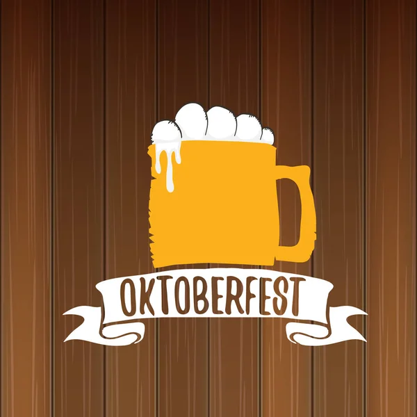 Vettore oktoberfest etichetta vettoriale con bicchiere di birra o boccale di birra isolato su sfondo di legno. octoberfest poster grafico vettoriale o modello di design banner — Vettoriale Stock