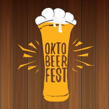 bira bardağı veya ahşap arka plan üzerinde izole bira kupa ile vektör oktoberfest vektör etiketi. octoberfest vektör grafik afiş veya afiş tasarım şablonu