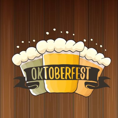 bira bardağı veya ahşap arka plan üzerinde izole bira kupa ile vektör oktoberfest vektör etiketi. octoberfest vektör grafik afiş veya afiş tasarım şablonu