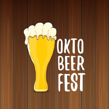 bira bardağı veya ahşap arka plan üzerinde izole bira kupa ile vektör oktoberfest vektör etiketi. octoberfest vektör grafik afiş veya afiş tasarım şablonu