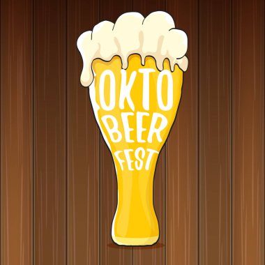 bira bardağı veya ahşap arka plan üzerinde izole bira kupa ile vektör oktoberfest vektör etiketi. octoberfest vektör grafik afiş veya afiş tasarım şablonu