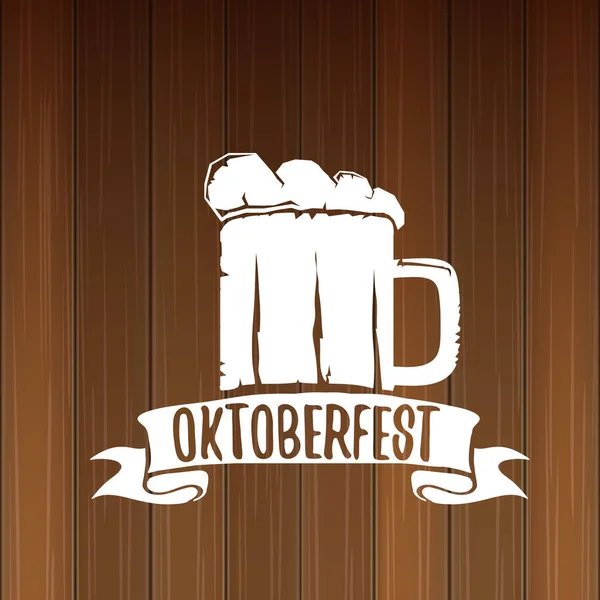 Vector Oktoberfest vector label met bierglas of bier mok geïsoleerd op houten achtergrond. Oktoberfest vector grafische poster of banner ontwerpsjabloon — Stockvector