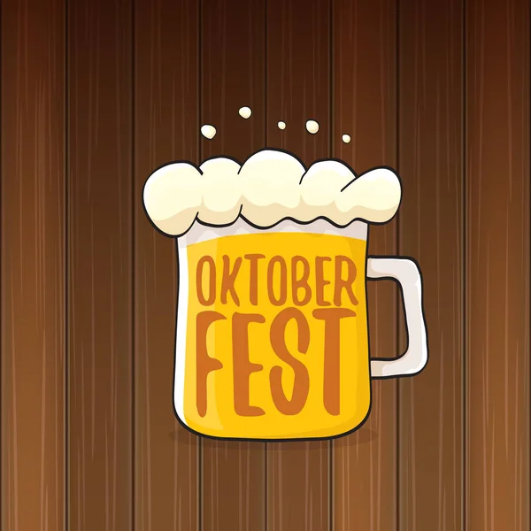 Vettore oktoberfest etichetta vettoriale con bicchiere di birra o boccale di birra isolato su sfondo di legno. octoberfest poster grafico vettoriale o modello di design banner — Vettoriale Stock