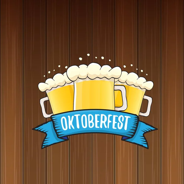 Wektor Oktoberfest wektor etykieta ze szklanką piwa lub kubek piwa izolowane na drewnianym tle. październerfest grafika wektorowa plakat lub szablon projekt banner — Wektor stockowy