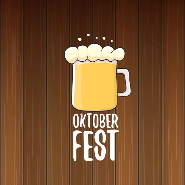 Vetor oktoberfest etiqueta vetorial com copo de cerveja ou caneca de cerveja isolada em fundo de madeira. poster gráfico vetorial octoberfest ou modelo de design de banner — Vetor de Stock