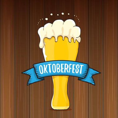 bira bardağı veya ahşap arka plan üzerinde izole bira kupa ile vektör oktoberfest vektör etiketi. octoberfest vektör grafik afiş veya afiş tasarım şablonu