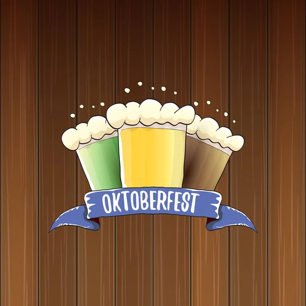 Vector Oktoberfest vector label met bierglas of bier mok geïsoleerd op houten achtergrond. Oktoberfest vector grafische poster of banner ontwerpsjabloon — Stockvector