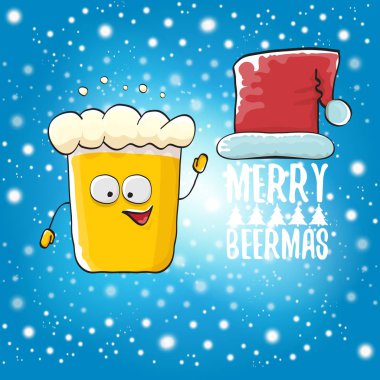 Bira cam çizgi film karakteri ve kırmızı santa şapka kar ile mavi gökyüzü arka plan izole ile Merry beermas vektör noel tebrik kartı. Vektör funky noel bira parti poster tasarım şablonu