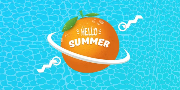 Vector Hello Summer banner horizontal o volante Plantilla de diseño con fruta naranja fresca aislada sobre fondo de agua azul. Hola etiqueta concepto de verano o cartel con texto de frutas y letras — Vector de stock