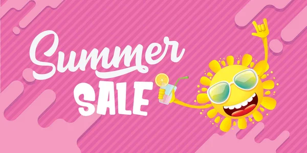 Zomer verkoop horizontale web banner of vector label met zomer vrolijke zon karakter dragen zonnebril en houden cocktail geïsoleerd op roze horizontale achtergrond — Stockvector
