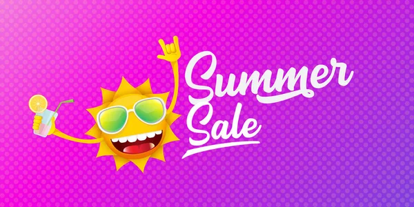 Letní prodej horizontální web banner nebo vektorový štítek s letní šťastný sluneční charakter nosí sluneční brýle a drží koktejl izolované na fialové horizontální pozadí — Stockový vektor
