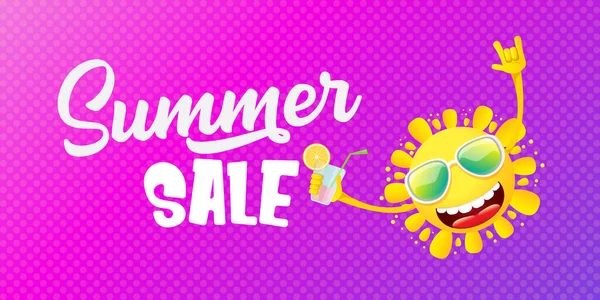 Letní prodej horizontální web banner nebo vektorový štítek s letní šťastný sluneční charakter nosí sluneční brýle a drží koktejl izolované na fialové horizontální pozadí — Stockový vektor