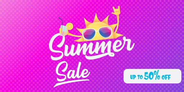 Sommar försäljning horisontella web banner eller vektor etikett med sommar glad sol karaktär bär solglasögon och hålla cocktail isolerad på violett horisontell bakgrund — Stock vektor