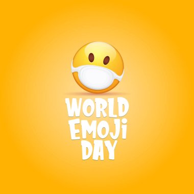 Dünya emoji günü tebrik kartı veya gülümsemeli pankart Ağız tıbbi koruma maskeli Emoji çıkartması turuncu arka planda izole edilmiş.