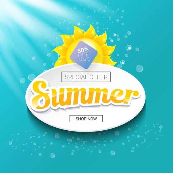 Vector oferta especial plantilla de diseño etiqueta de verano. Banner o insignia de venta de verano con hermoso sol y texto caligráfico sobre fondo azul con luces solares — Vector de stock