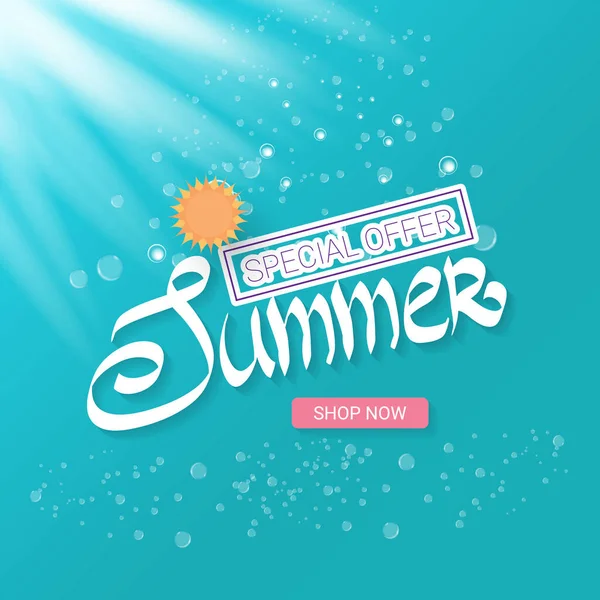 Vector oferta especial plantilla de diseño etiqueta de verano. Banner o insignia de venta de verano con hermoso sol y texto caligráfico sobre fondo azul con luces solares — Vector de stock