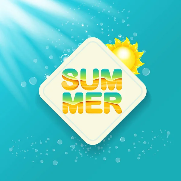 Vektor khusus menawarkan templat desain label musim panas. Spanduk atau lencana penjualan musim panas dengan matahari yang indah dan teks kaligrafi dengan latar belakang azure dengan lampu matahari - Stok Vektor