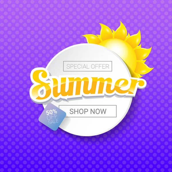 Vetor especial oferta verão rótulo modelo de design. Banner de venda de verão ou crachá com sol e texto no fundo violeta de verão —  Vetores de Stock
