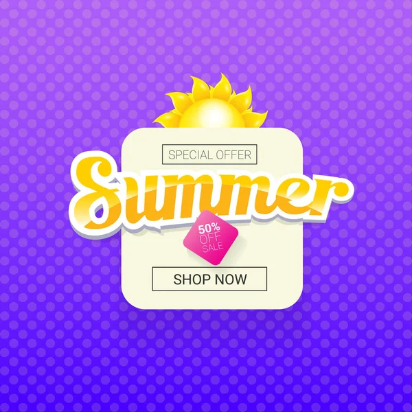 Vetor especial oferta verão rótulo modelo de design. Banner de venda de verão ou crachá com sol e texto no fundo violeta de verão — Vetor de Stock