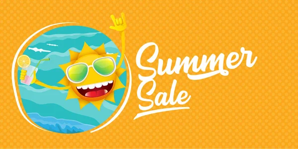 Sommerschlussverkauf Cartoon horizontale Web-Banner oder Vektor-Etikett mit glücklicher Sonne Charakter trägt Sonnenbrille und hält Cocktail isoliert auf horizontalem Hintergrund — Stockvektor